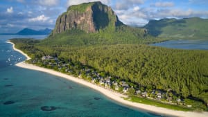 Vue aérienne du resort au pied du Morne Brabant, à l'île Maurice