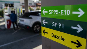 Carburants : Emmanuel Macron maintient la pression fiscale malgré l'envolée des prix