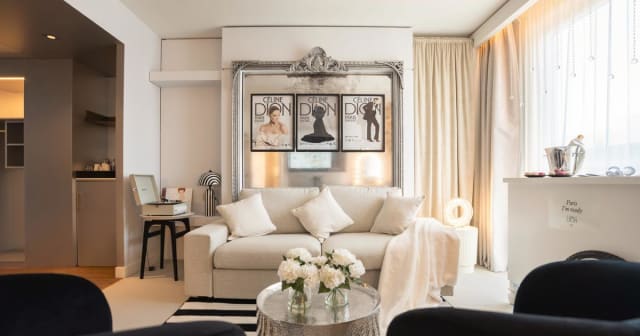 À Paris, un grand hôtel se transforme en sanctuaire pour les fans de Céline Dion