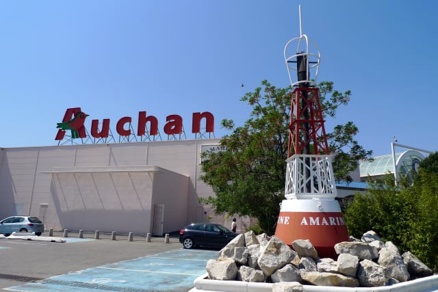 Moscou prend le contrôle d’Auchan et Leroy Merlin, Paris proteste