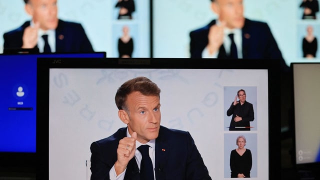 Emmanuel Macron tente de reprendre la main face aux crises nationales