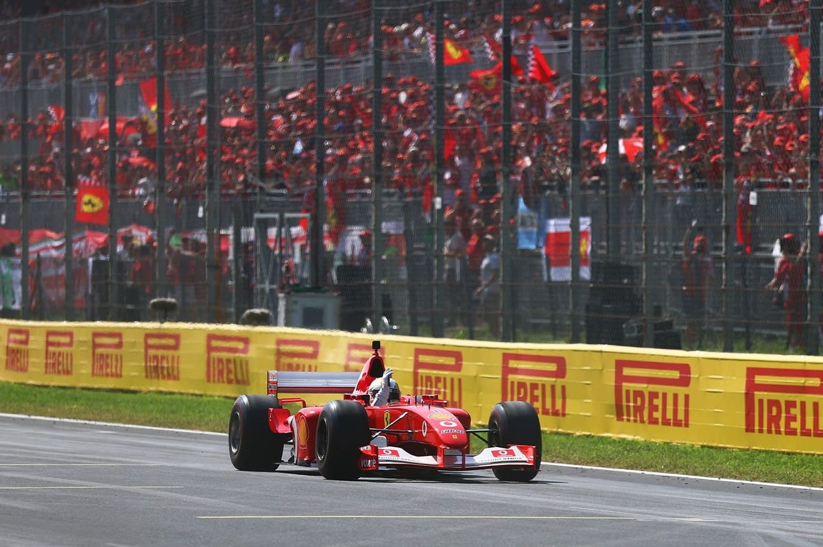 Sebastian Vettel pilote la Ferrari F2002 de Michael Schumacher à Monza