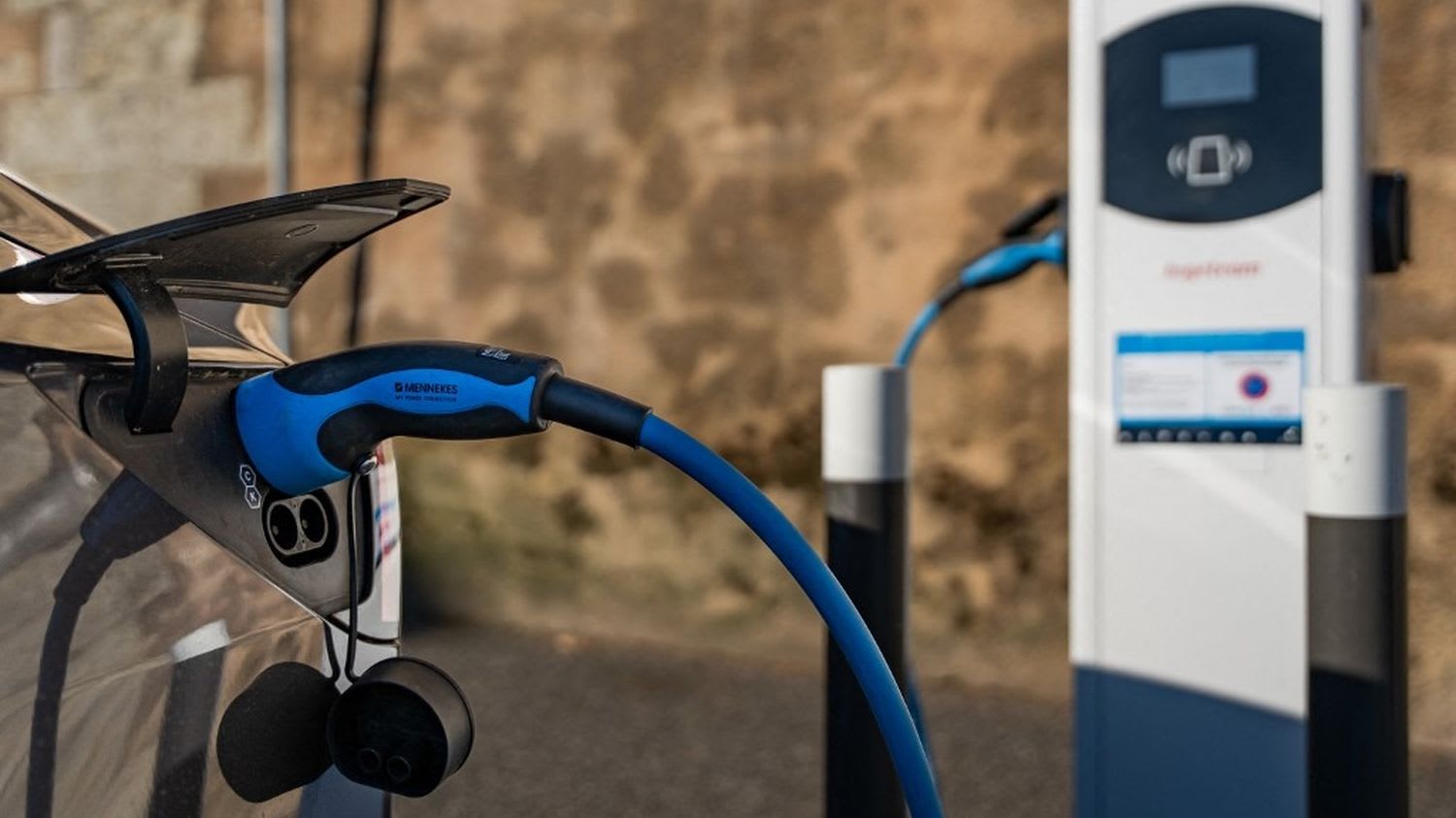 Carburants : rouler à l'essence coûte désormais trois fois plus cher qu'en électrique