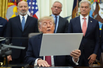 États-Unis : l'approbation de Donald Trump baisse à 33 % selon un sondage