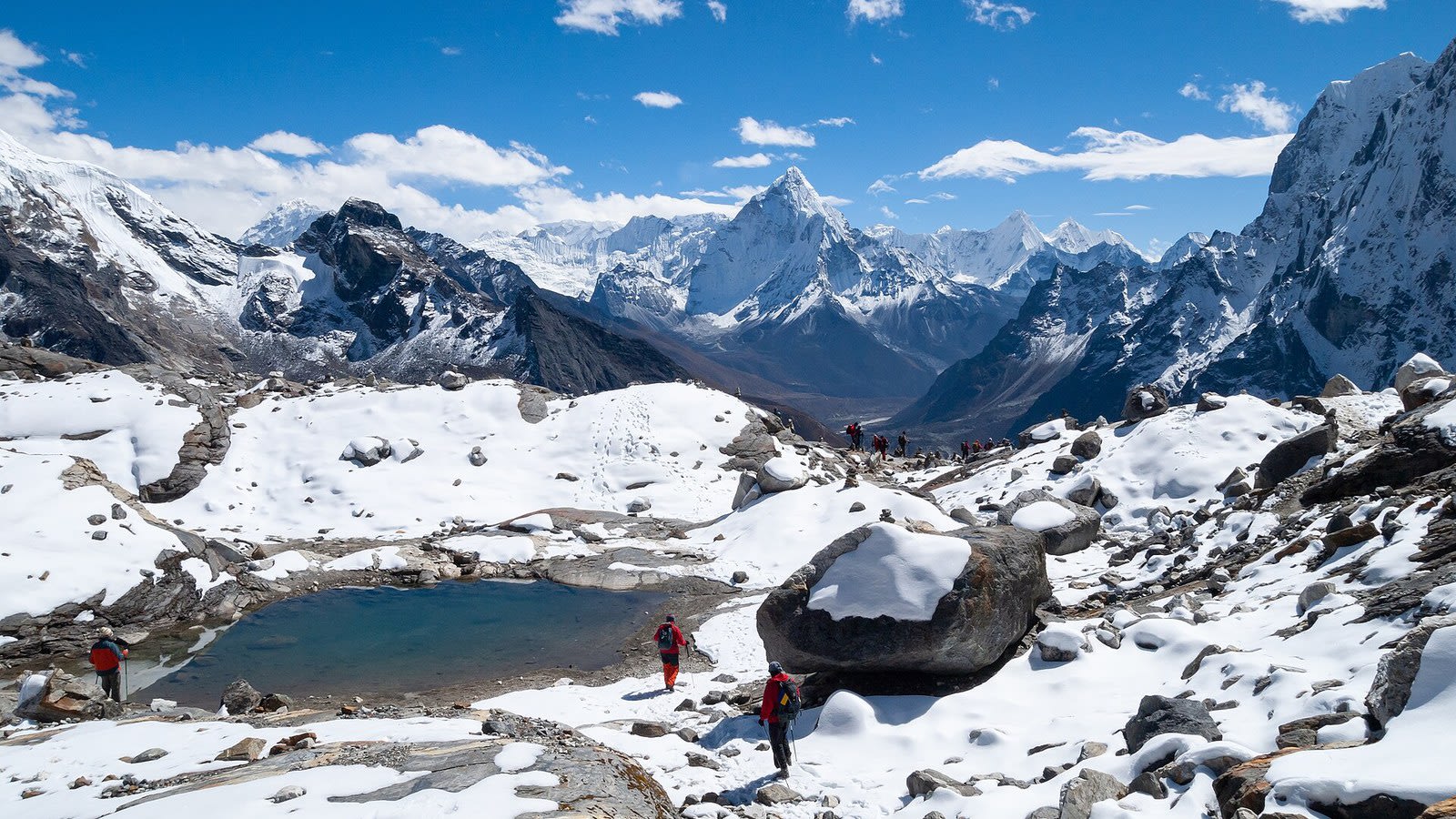 Lac glaciaire dans l'Himalaya nepalais