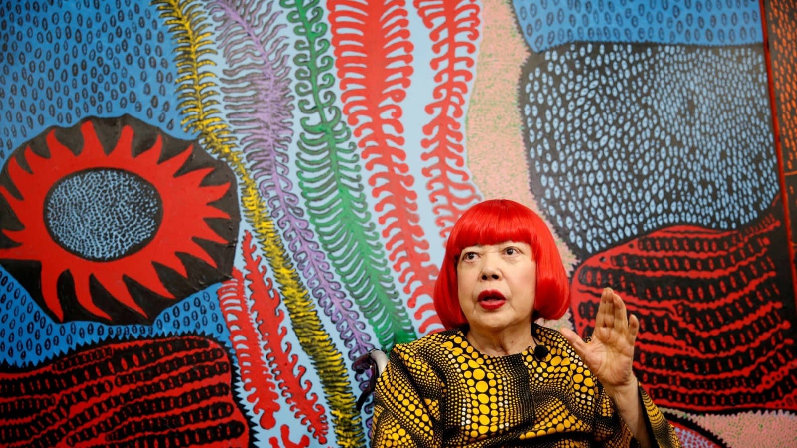 L'artiste japonaise Yayoi Kusama devant une de ses oeuvres