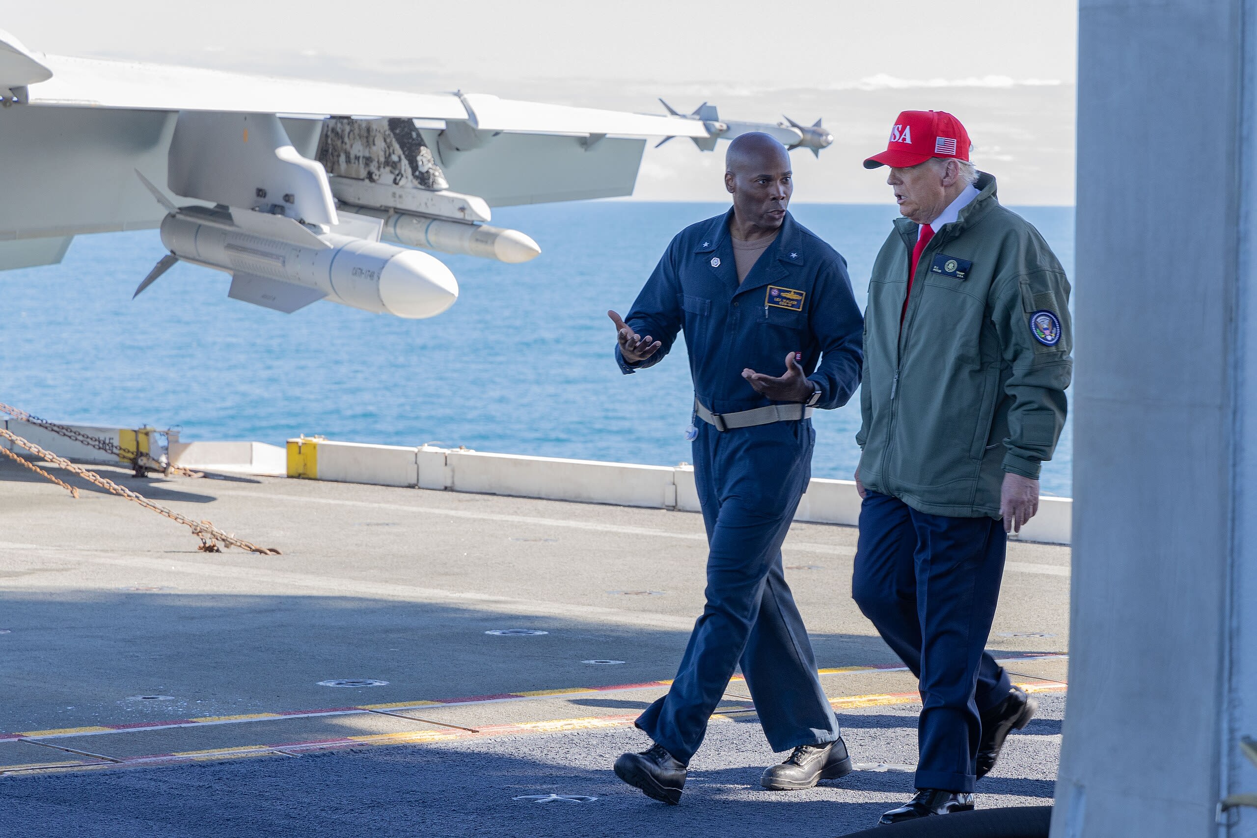 Donald Trump impose le retour de la vapeur sur les porte-avions