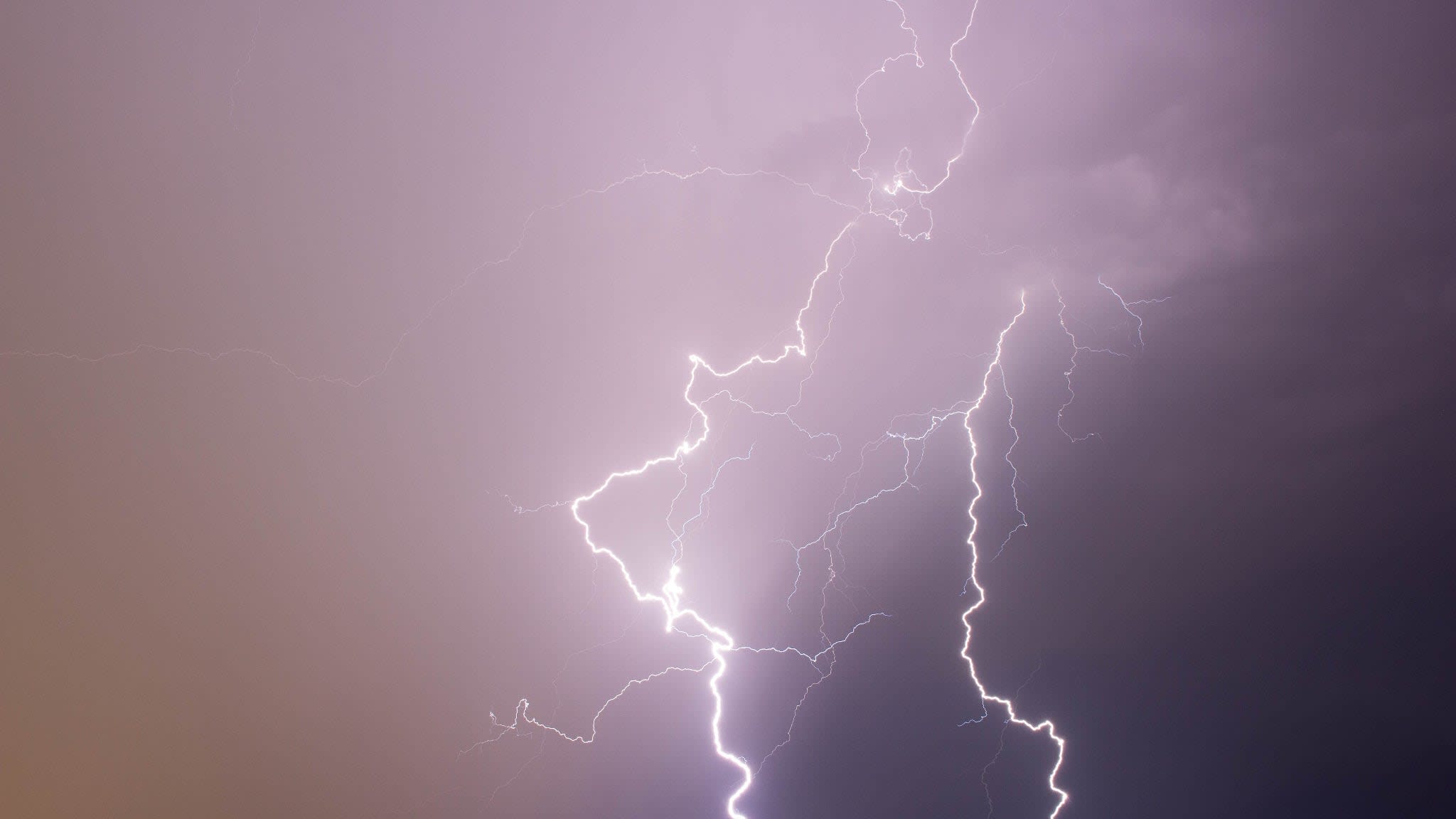 Orages : douze départements de l'ouest et du centre placés en vigilance orange