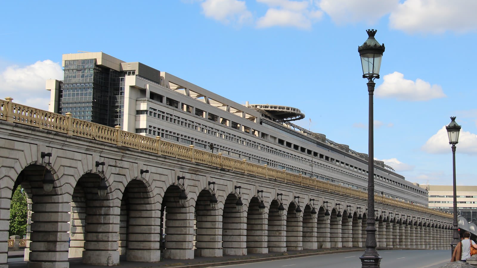 Le ministère de l'Économie et des Finances à Bercy, vu du pont de Bercy, à Paris