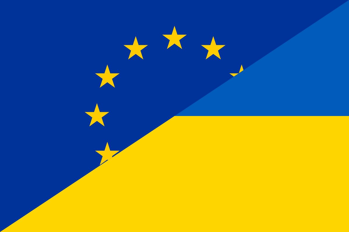 Drapeaux de l Union europeenne et de l Ukraine cote a cote symbolisant le soutien europeen
