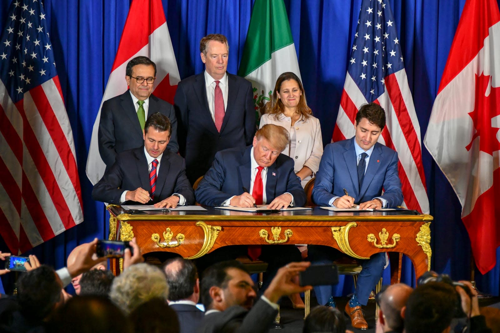 Signature de l accord USMCA par Trump, Trudeau et Pena Nieto a Buenos Aires en 2018
