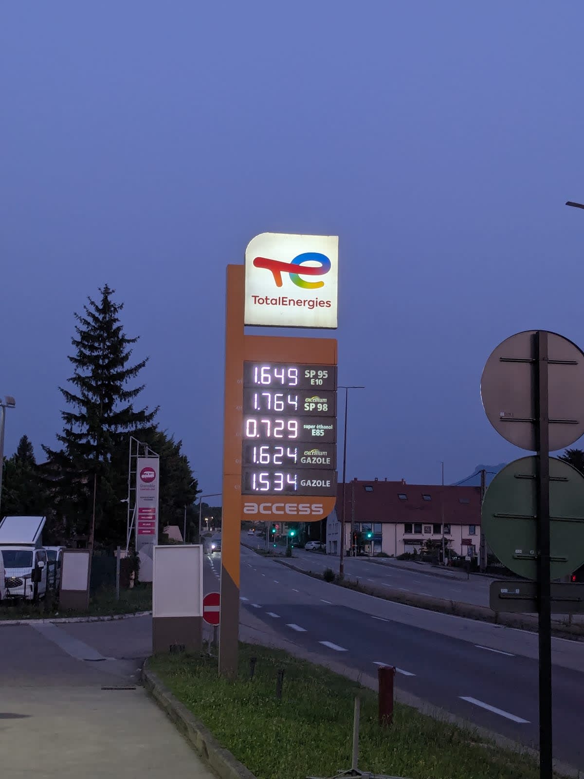 Station-service TotalEnergies avec affichage des prix du carburant en France