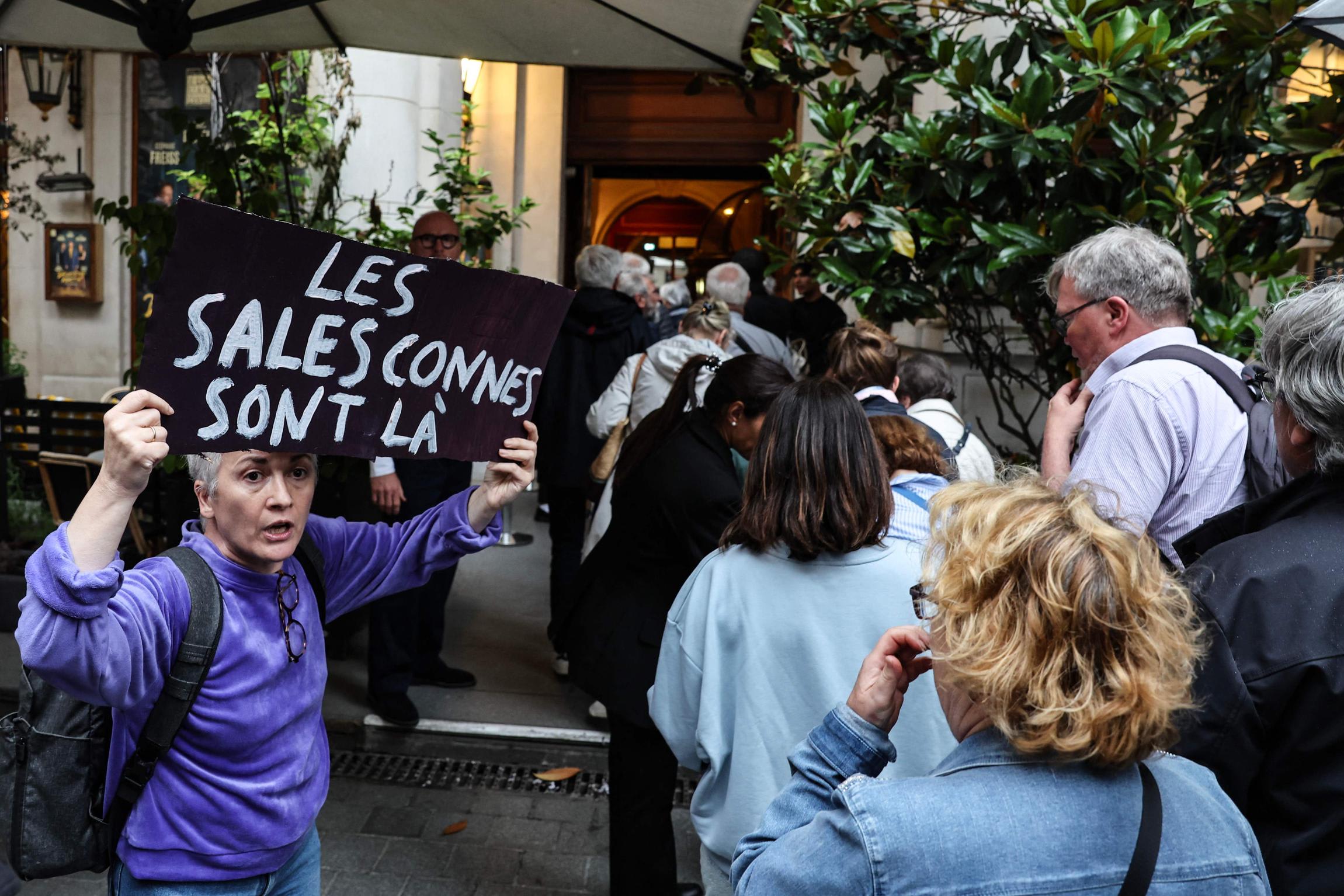 Manifestation devant une salle de spectacle contre la venue de Patrick Bruel