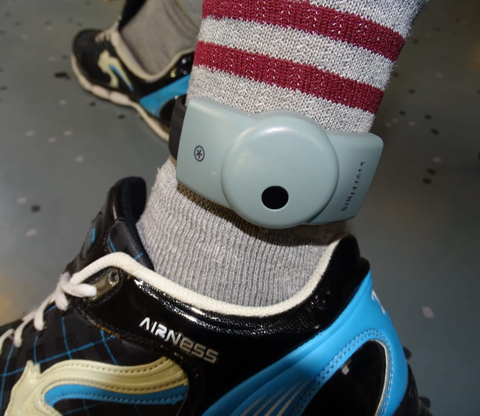 Bracelet electronique de surveillance judiciaire porte a la cheville dispositif anti-rapprochement