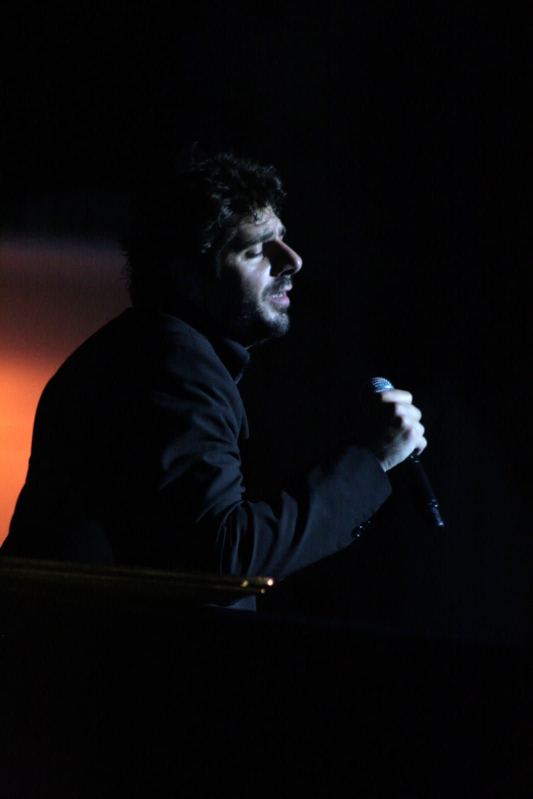 Patrick Fiori coach de The Voice Kids en fauteuil rouge sur le plateau de l'emission