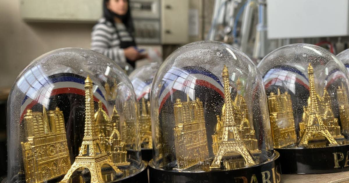 Dans l'Ain, deux entreprises maintiennent la production française de boules à neige