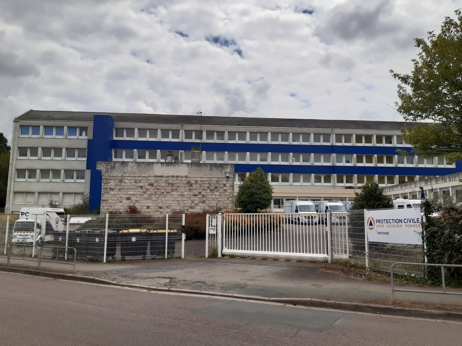 Véhicule de la Protection civile française et bénévoles en intervention, antenne de Laval, Mayenne