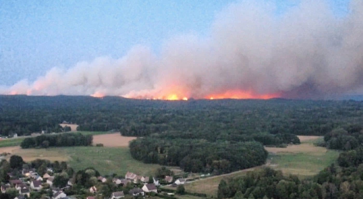 Incendie dans la forêt de Fontainebleau en juillet 2026, panache de fumée et zone brûlée