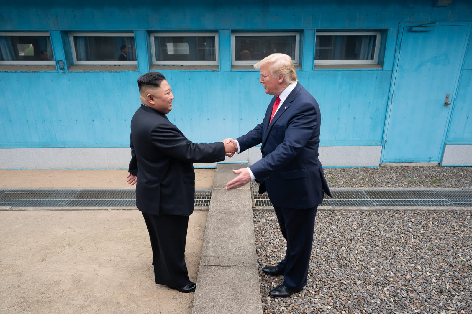 Donald Trump et Kim Jong Un se serrent la main à la zone démilitarisée coréenne en juin 2019