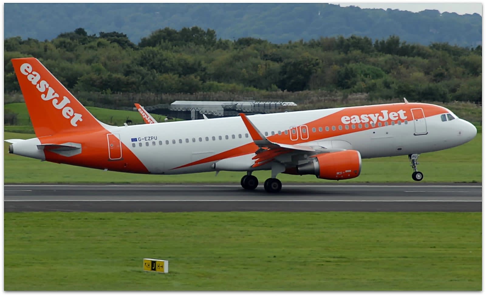 Un Airbus A320 d'EasyJet au roulage sur le tarmac de l'aeroport de Manchester