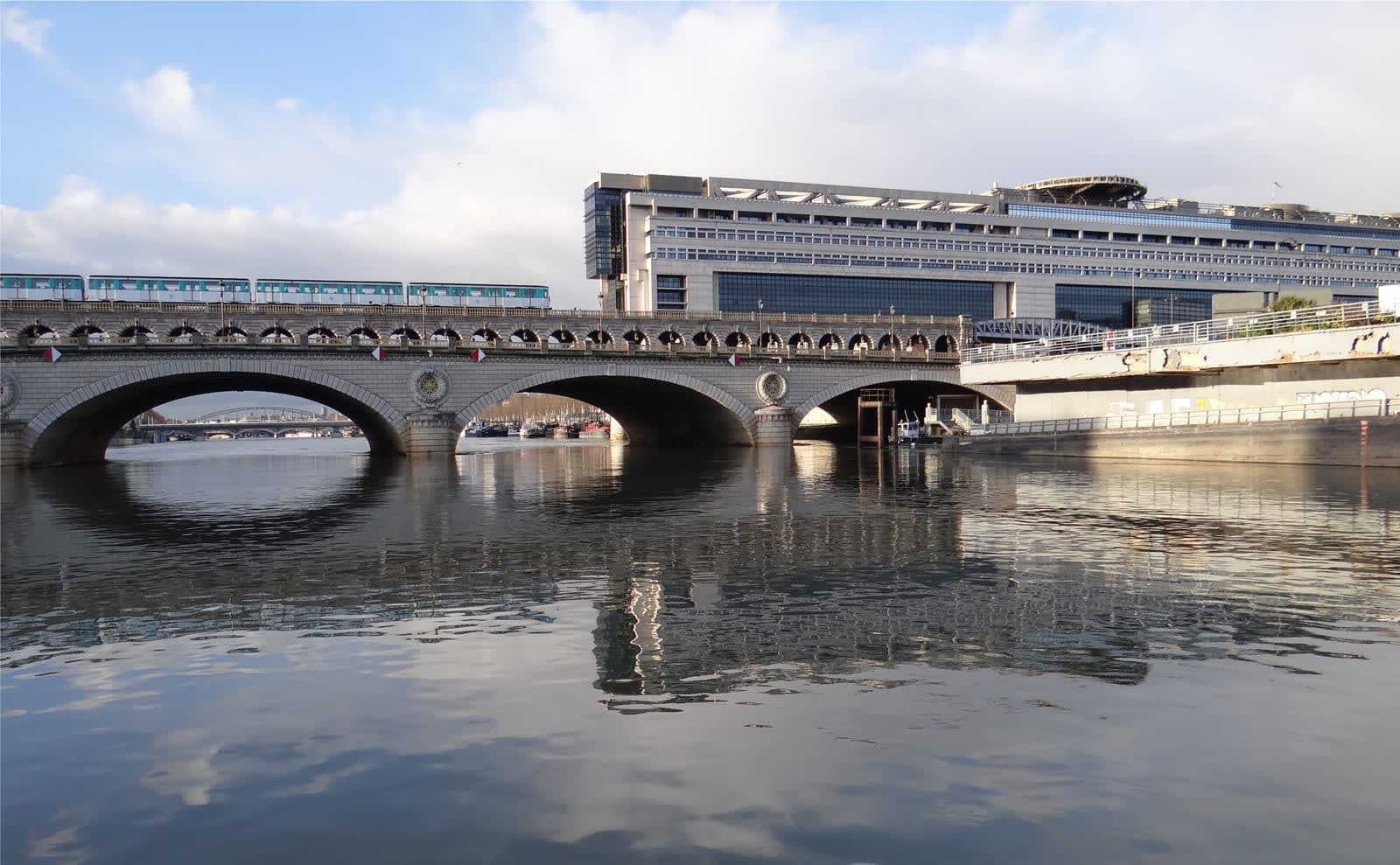 Ministère de l'Économie et des Finances à Bercy vu depuis la Seine