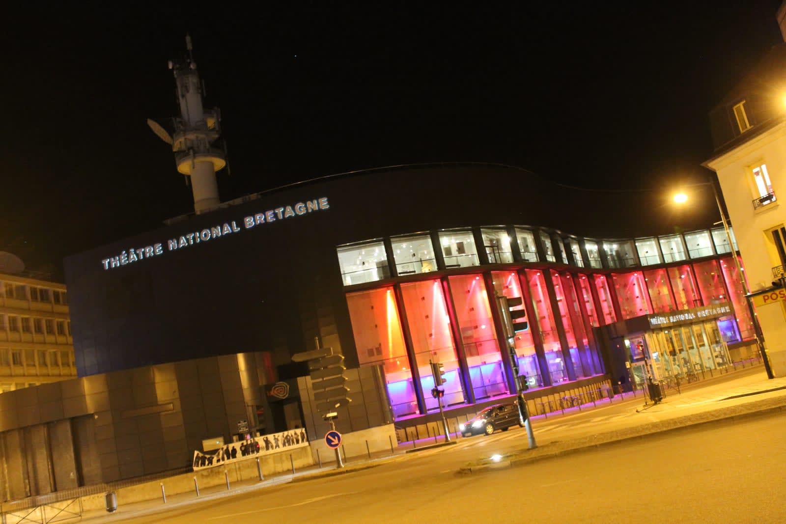 Façade du Théâtre National de Bretagne à Rennes illuminée la nuit
