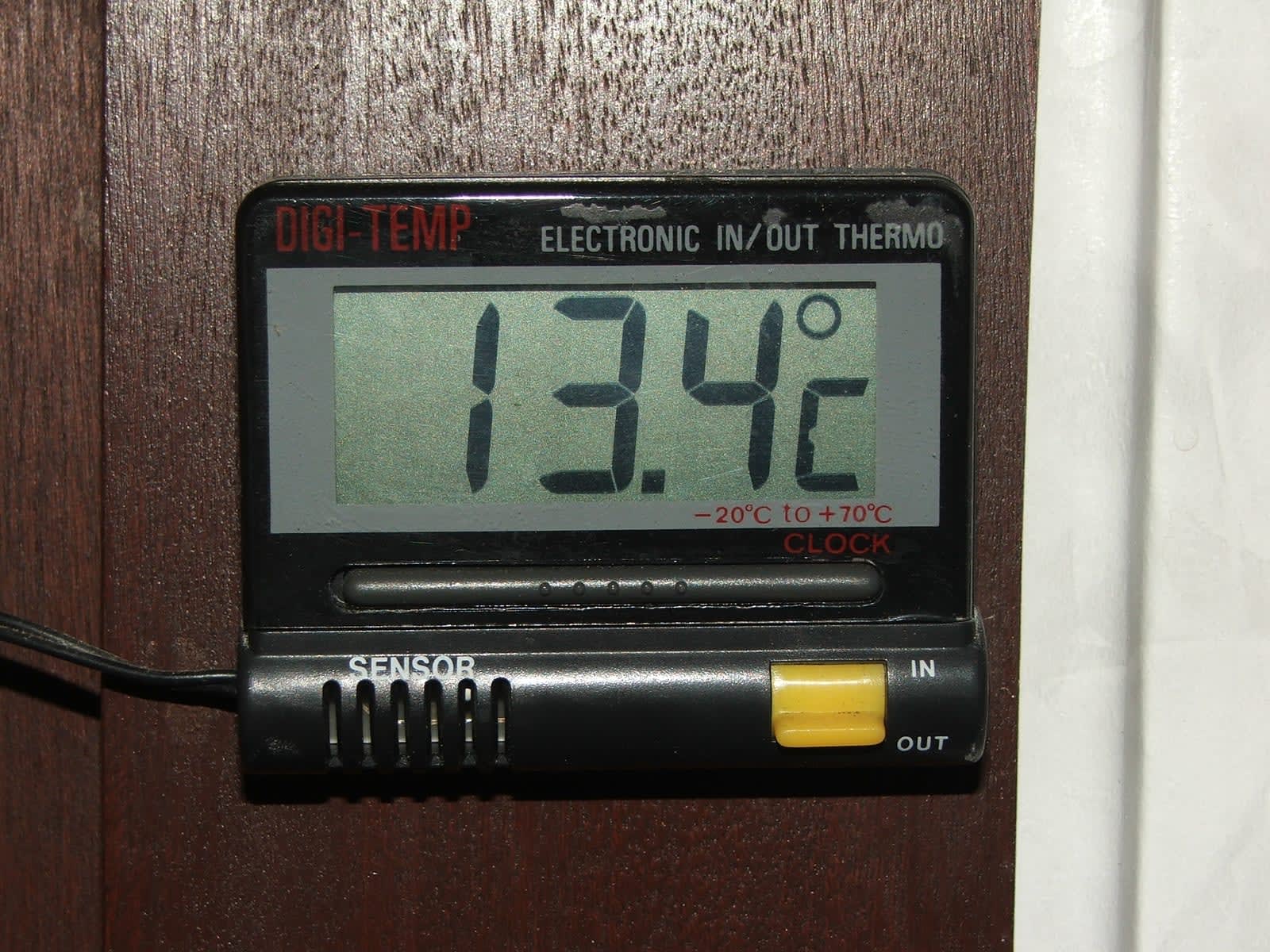 Thermomètre numérique affichant une température élevée, symbolisant la vigilance canicule