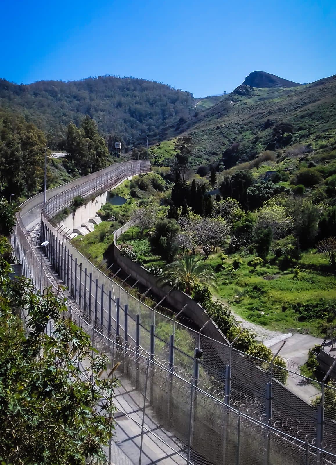 La clôture frontière entre Ceuta (Espagne) et Fnideq (Maroc), lieu de la crise migratoire