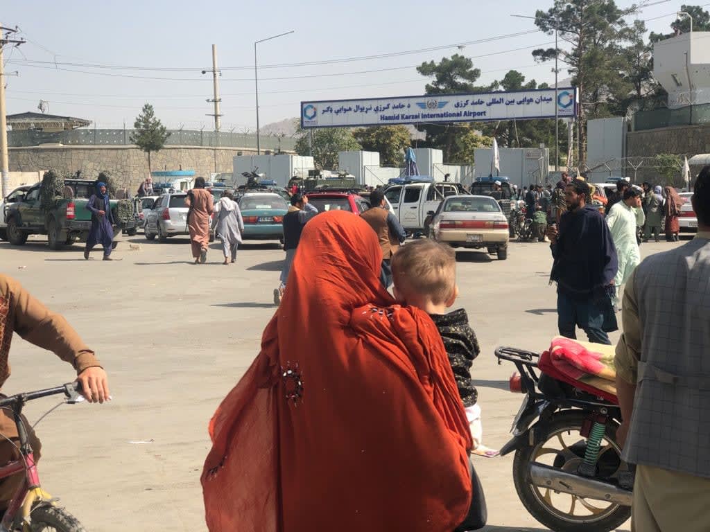 Foule devant l'aeroport international de Kaboul le 17 aout 2021 au lendemain de la prise de pouvoir par les talibans
