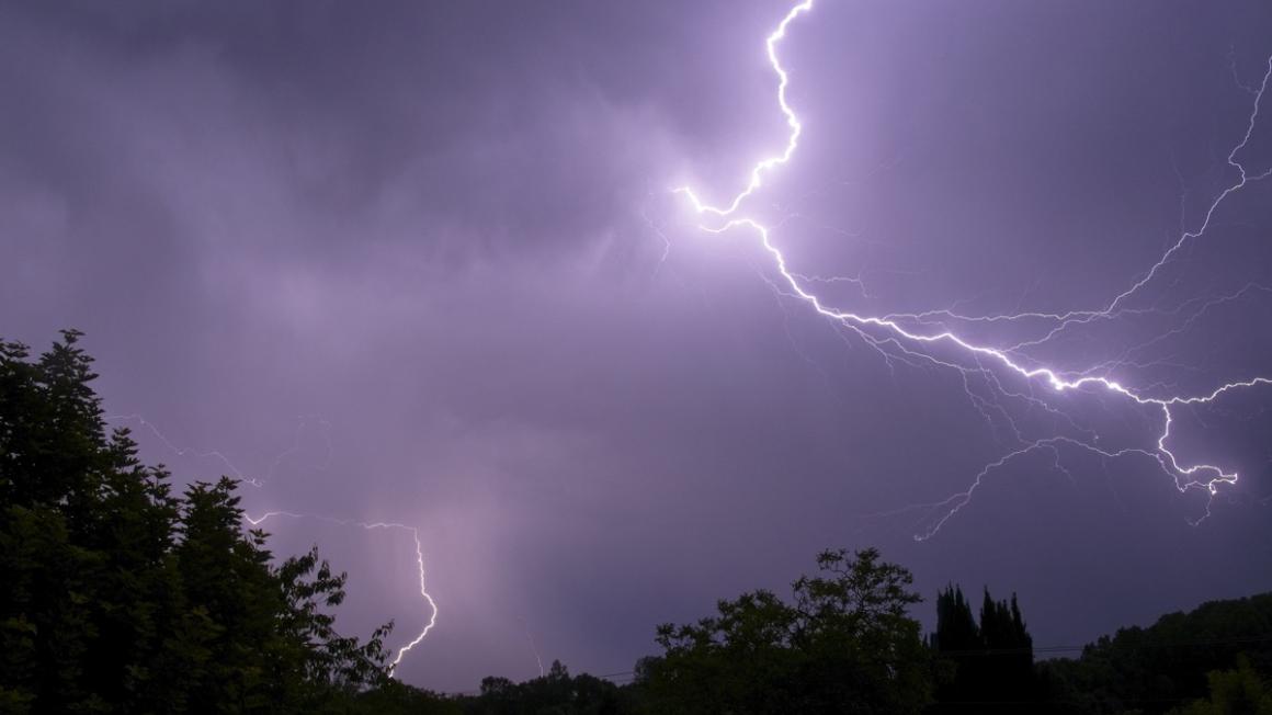 Météo-France place 85 départements en vigilance jaune pour orages ce samedi