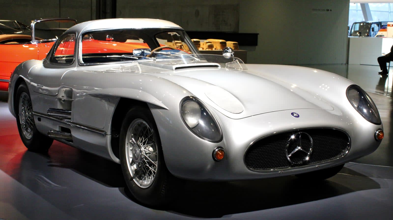La Mercedes-Benz 300 SLR Uhlenhaut Coupe 1955, voiture la plus chere du monde a 135 millions deuros, exposee au Musee Mercedes-Benz de Stuttgart