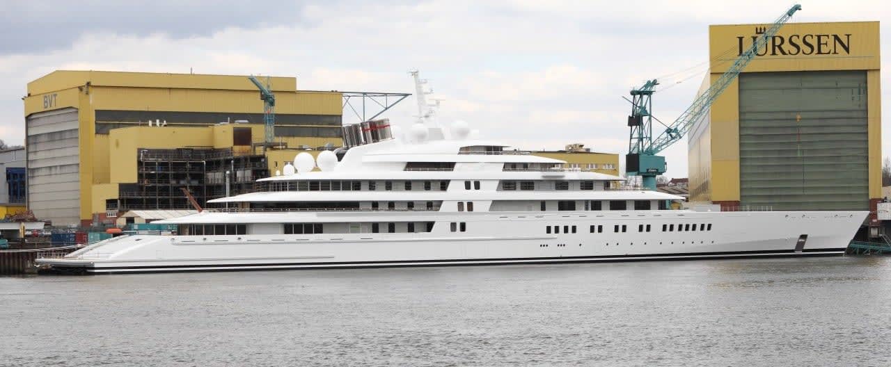 Le yacht Azzam, plus long yacht prive du monde a 180 metres, aux chantiers Lurssen