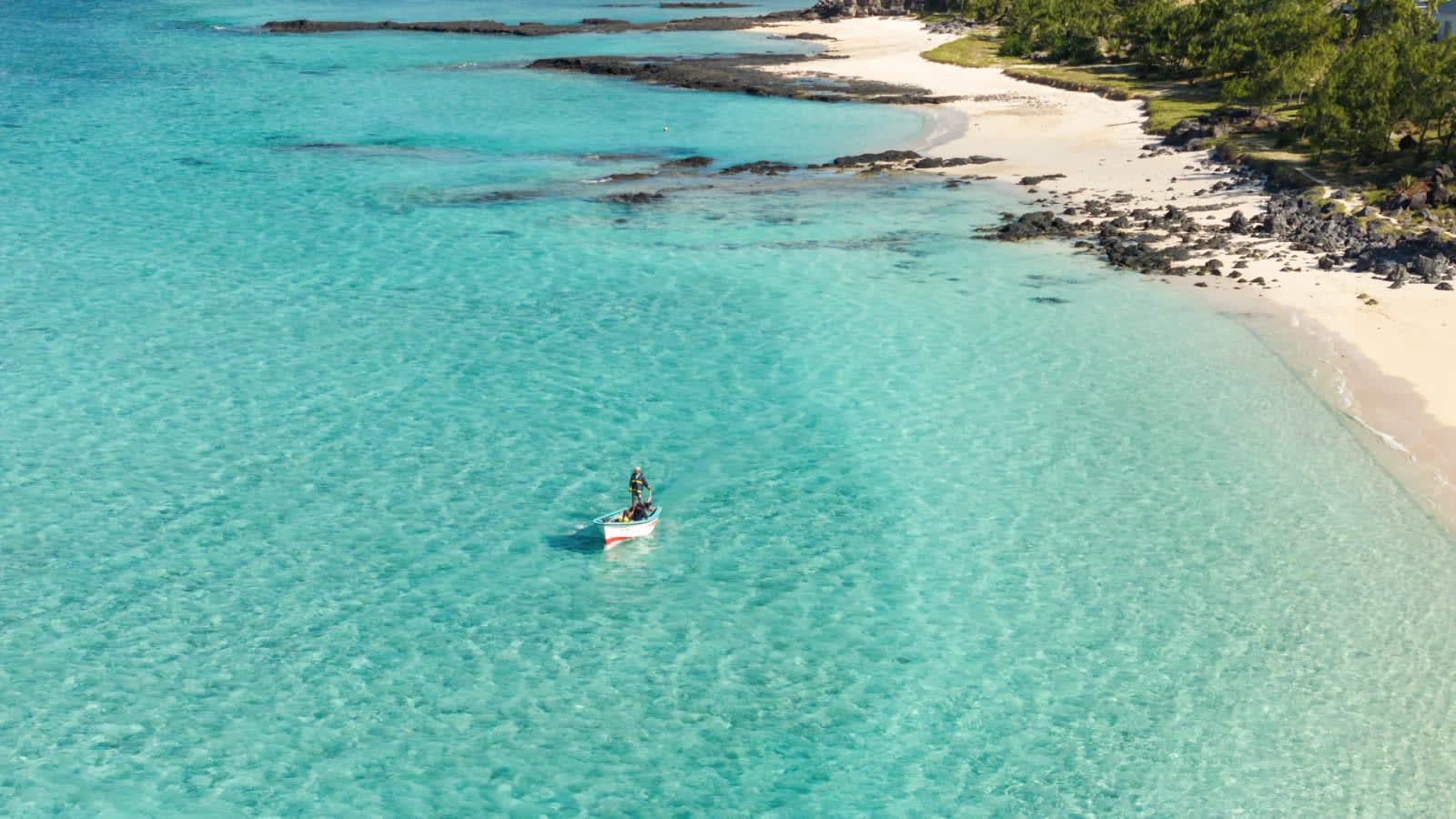 Vue aerienne du Constance Tekoma, hotel de luxe sur l'ile Rodrigues, cases creoles face au lagon turquoise