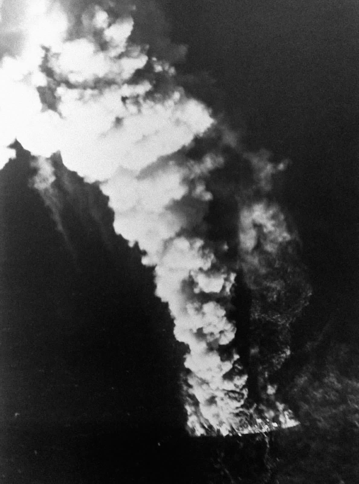 Frigate iranienne Sahand en feu dans le Golfe persique après une attaque aérienne (Operation Praying Mantis 1988)
