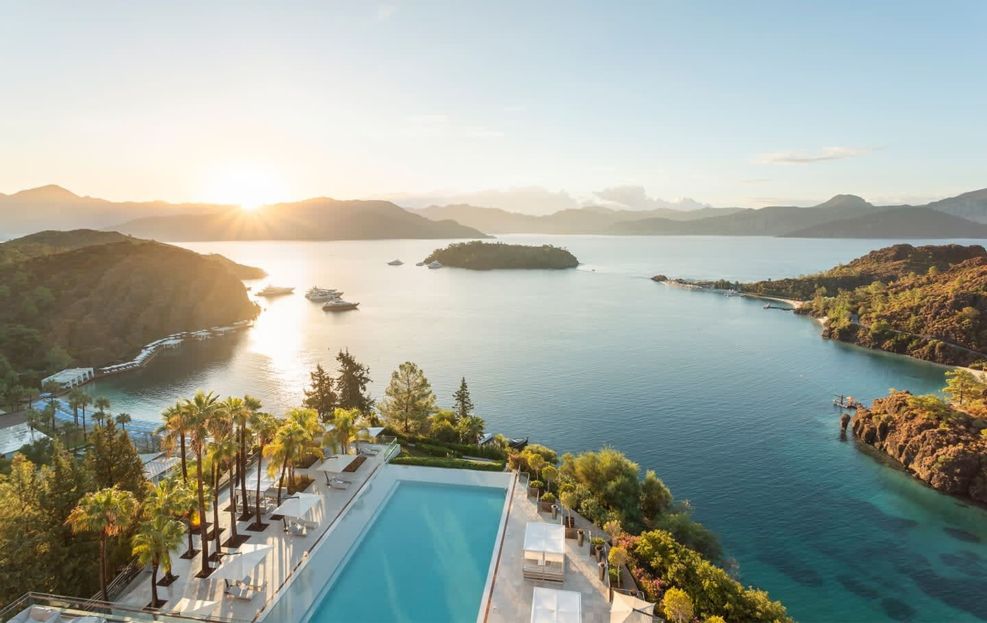 La baie du D Maris Bay, sur la peninsule de Datca en Turquie, avec sa piscine a debordement au coucher du soleil