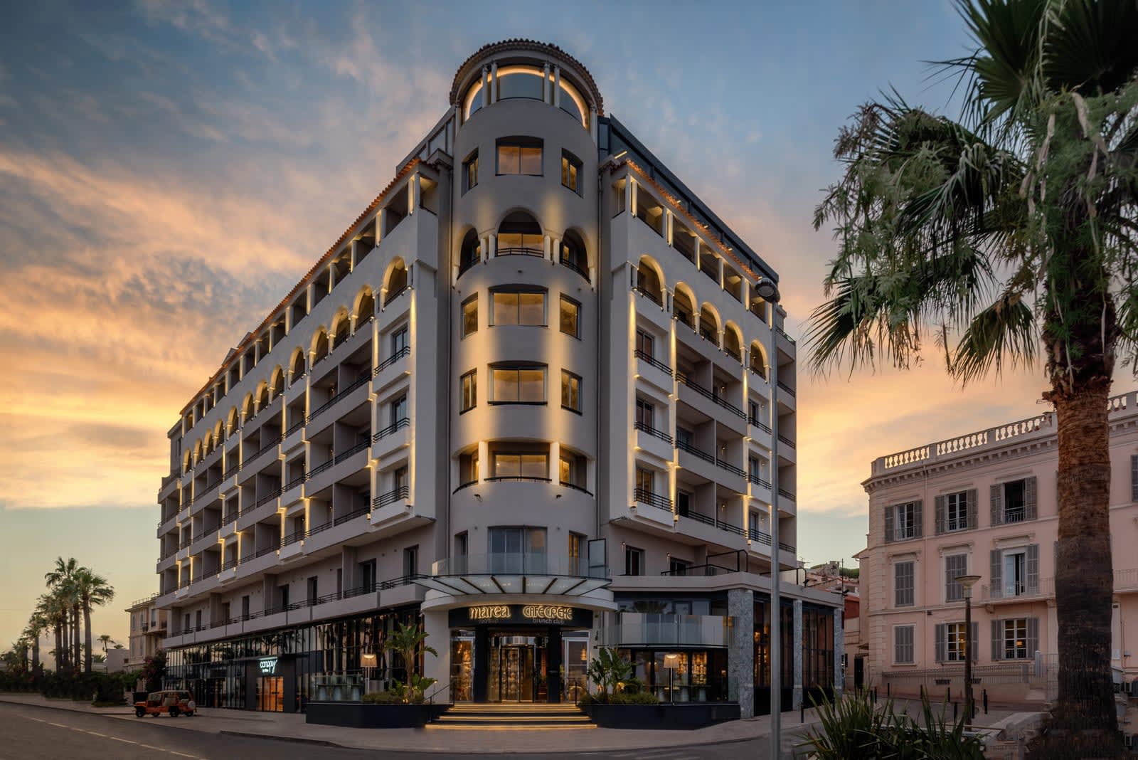 Exterieur du Canopy by Hilton Cannes au coucher du soleil, facade sur la Mediterranee