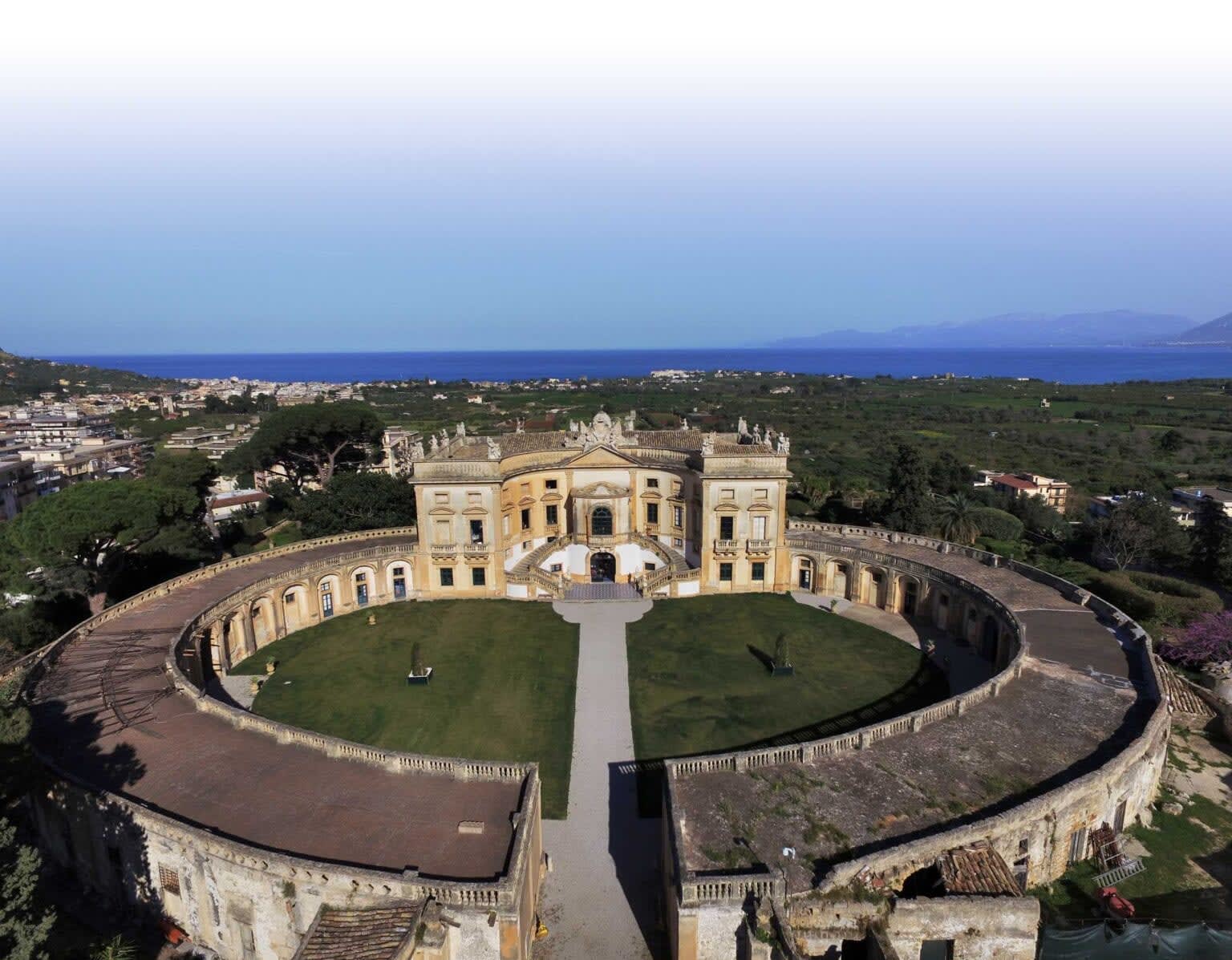Villa Valguarnera a Bagheria pres de Palermo, Sicile, vue aerienne du domaine baroque 18e siecle lieu du mariage Dua Lipa