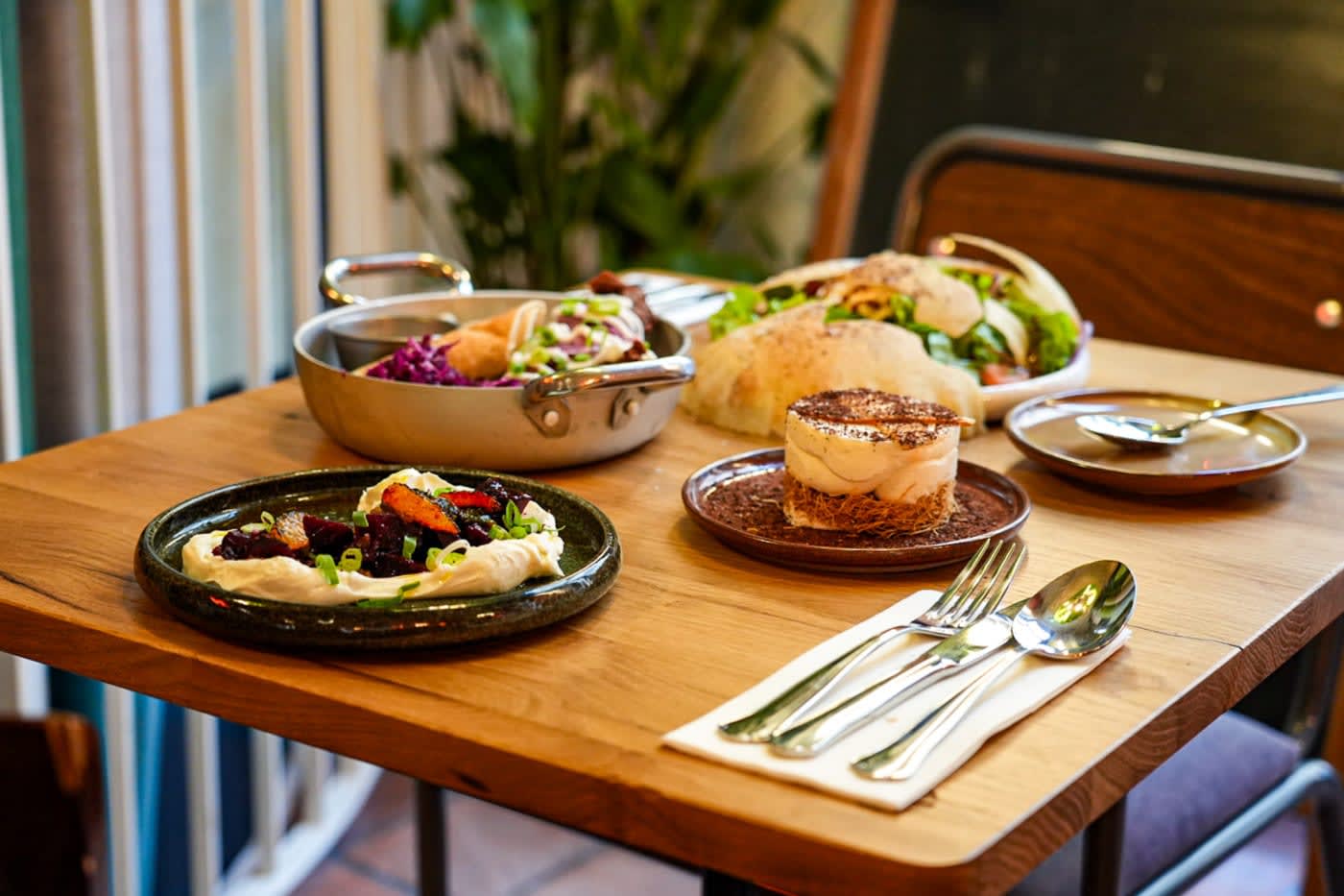 Interieur du restaurant Mazmez 70 rue Rene Boulanger Paris 10e, ambiance libanaise contemporaine