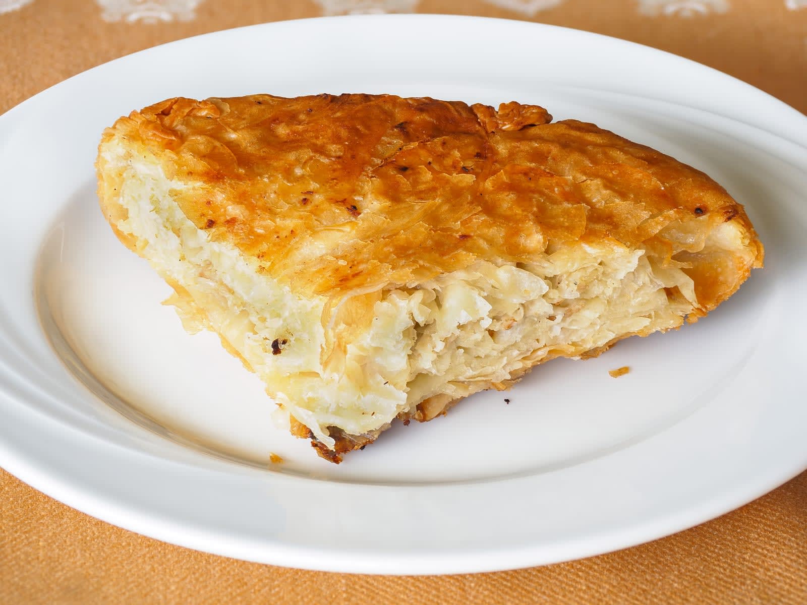 Burek à la viande, pâtisserie salée traditionnelle des Balkans