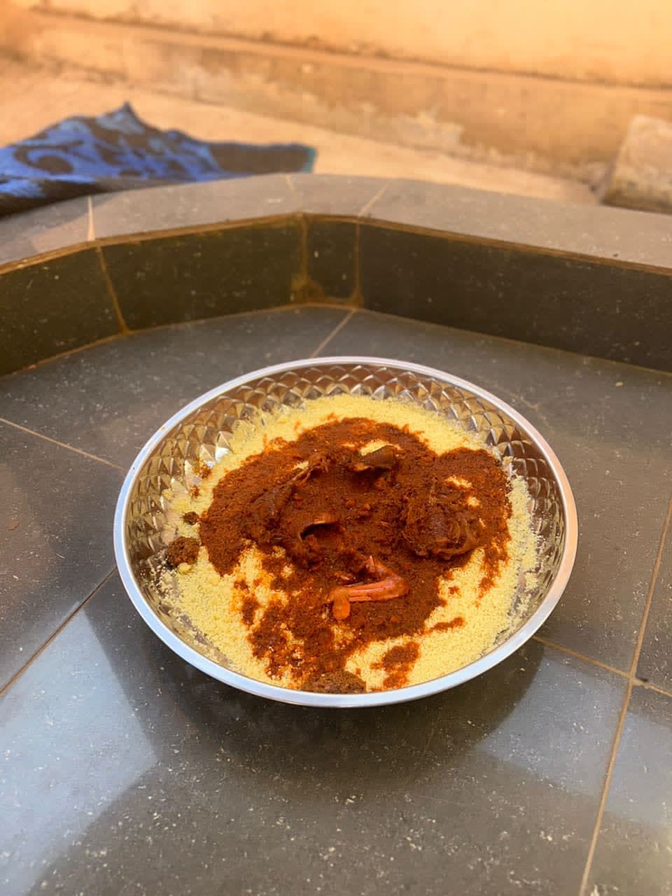 Plat de couscous marocain traditionnel servi dans un restaurant