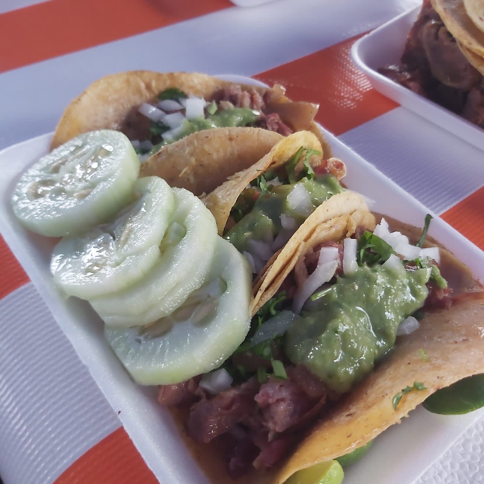 Tacos de carnitas mexicains authentiques servis dans une taqueria