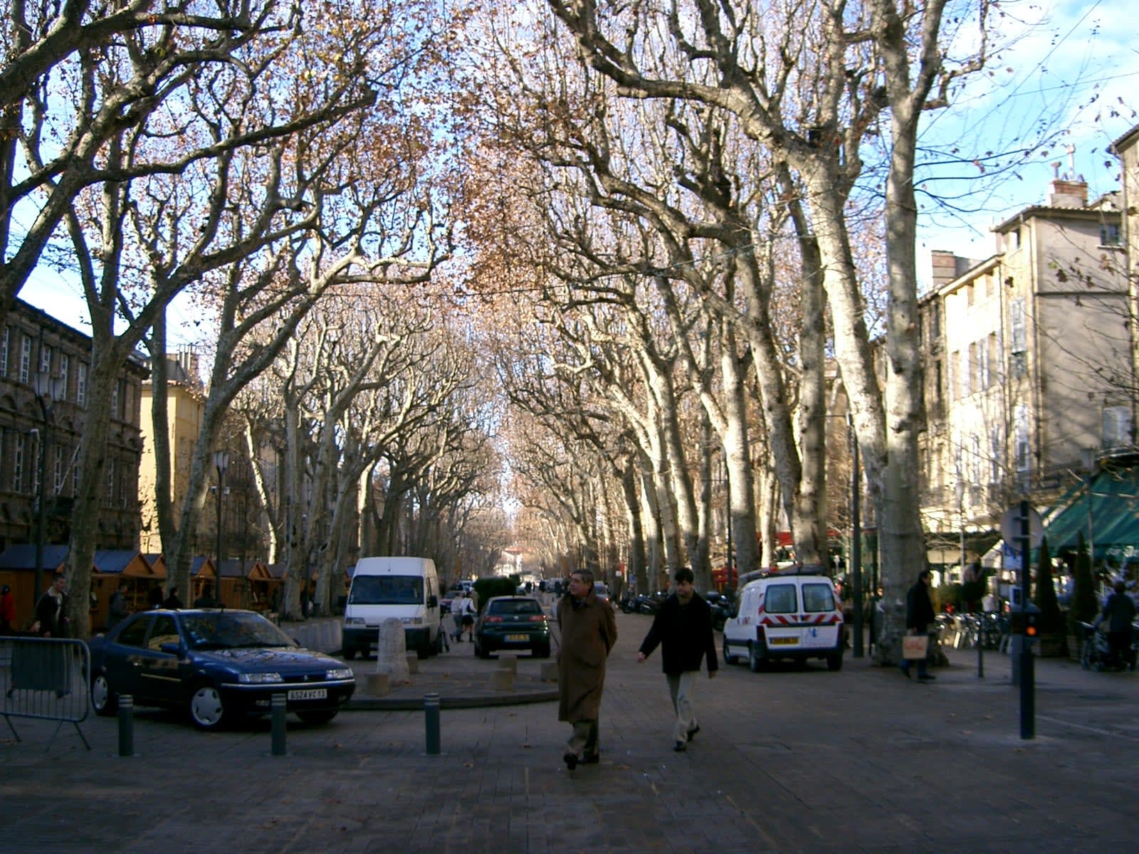 Le cours Mirabeau à Aix-en-Provence en hiver, arbres alignés et fontaines