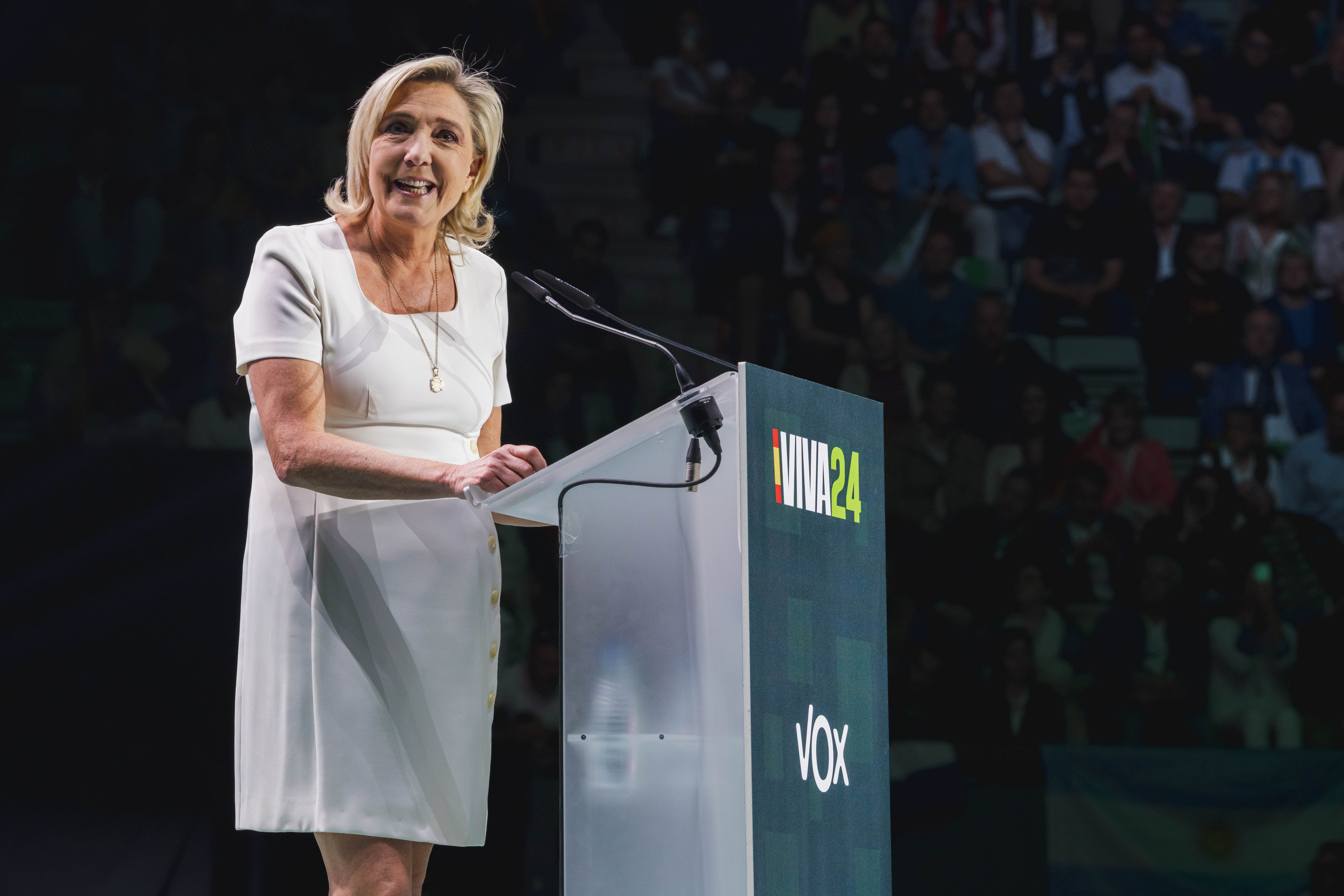 Abaya à l'école : vives tensions entre Marine Le Pen et les insoumis