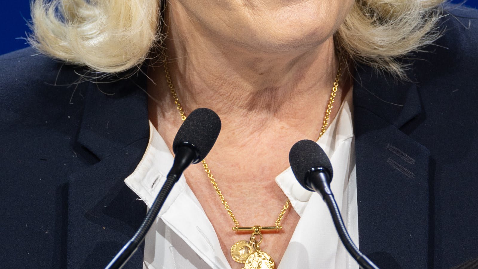Abaya à l'école : vives tensions entre Marine Le Pen et les insoumis