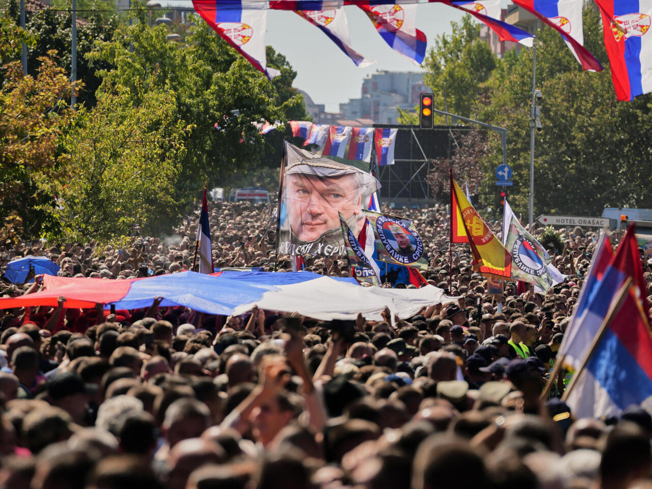 Belgrade : rassemblement populaire aux obsèques de Ratko Mladic sur fond de tensions européennes