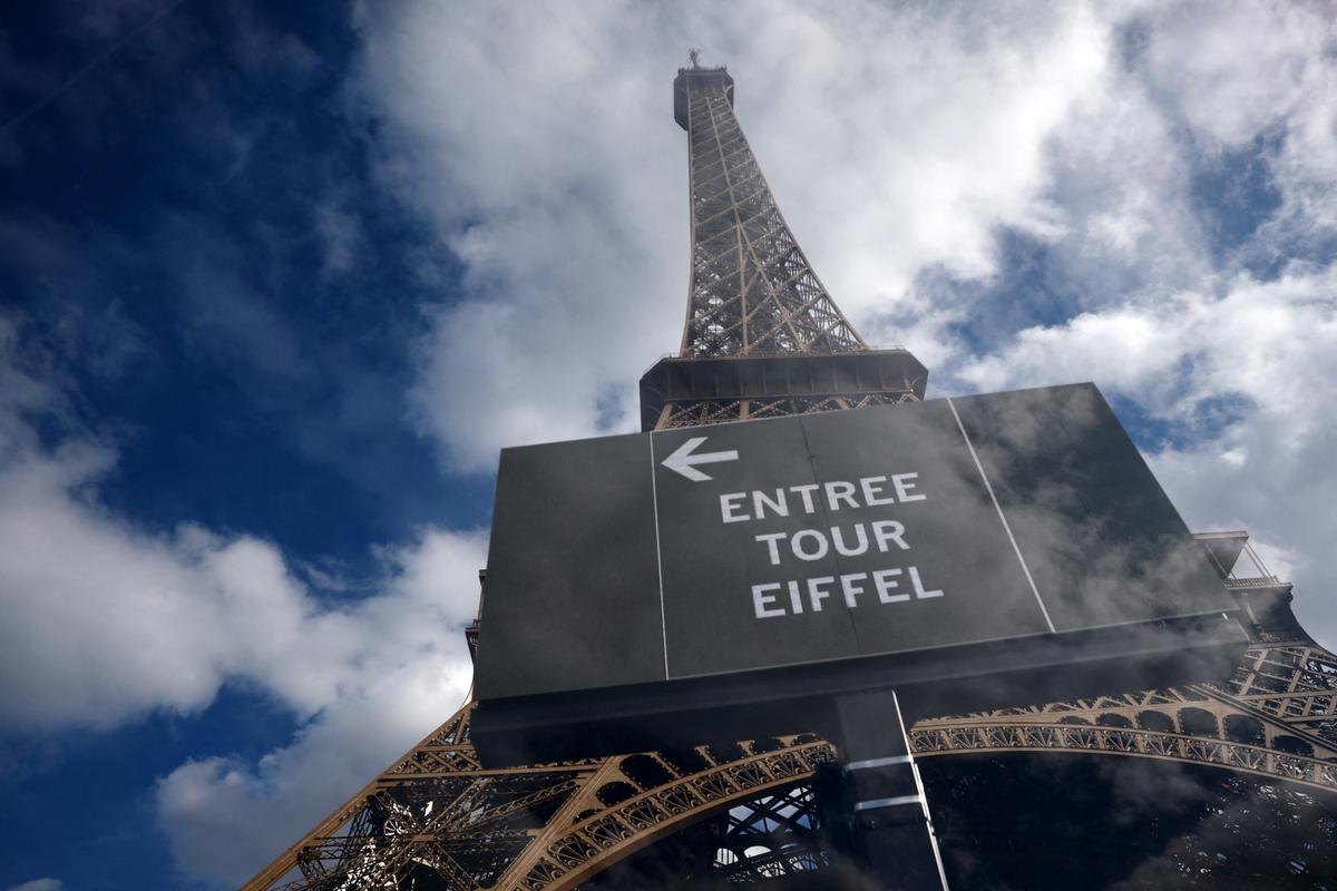 Tour Eiffel : polémique après l'exclusion de salariées face à une délégation religieuse