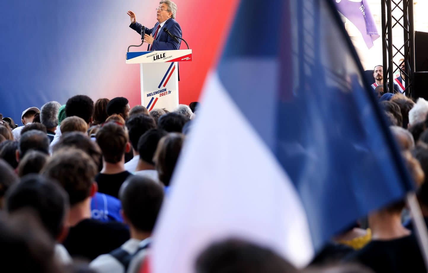 Jean-Luc Mélenchon réclame un porte-avions après une publication de Donald Trump