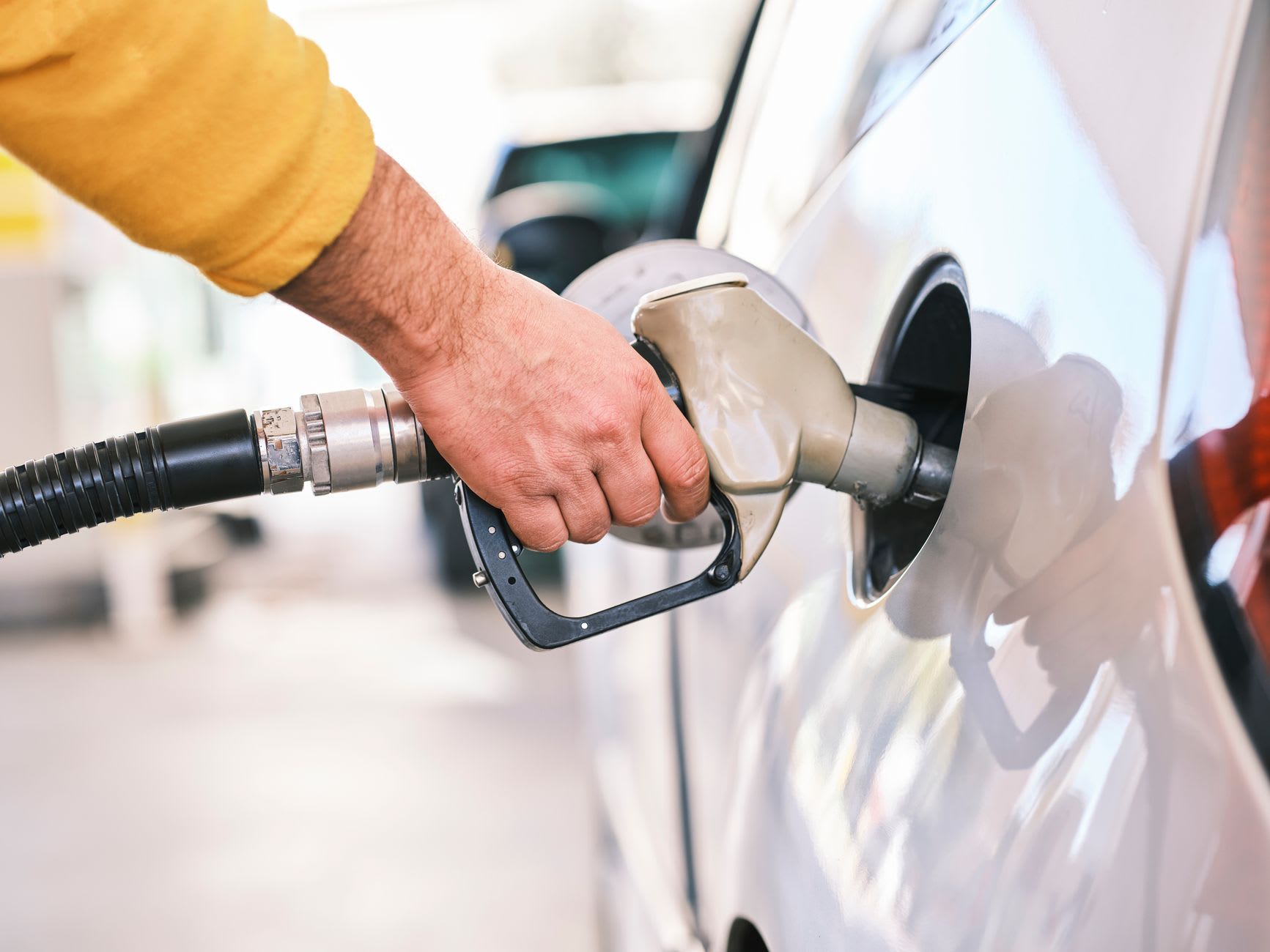 Carburants : l’essence atteint un record historique, le gouvernement interpelle les distributeurs