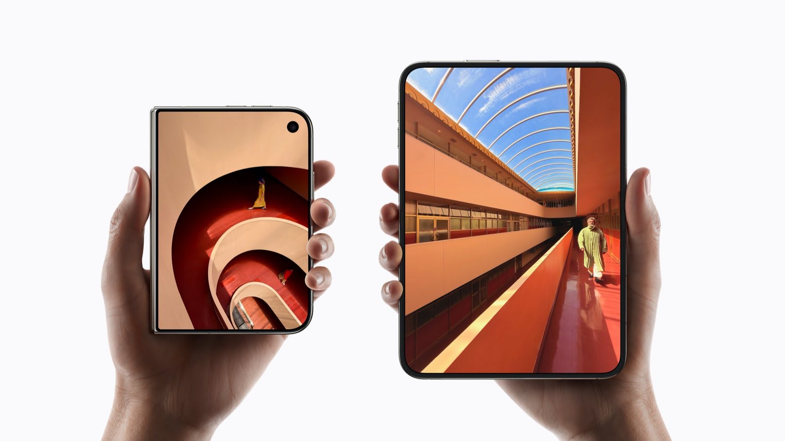 L'iPhone Duo fermé, avec son écran externe de 5,4 pouces, et ouvert sur son écran intérieur de 7,6 pouces