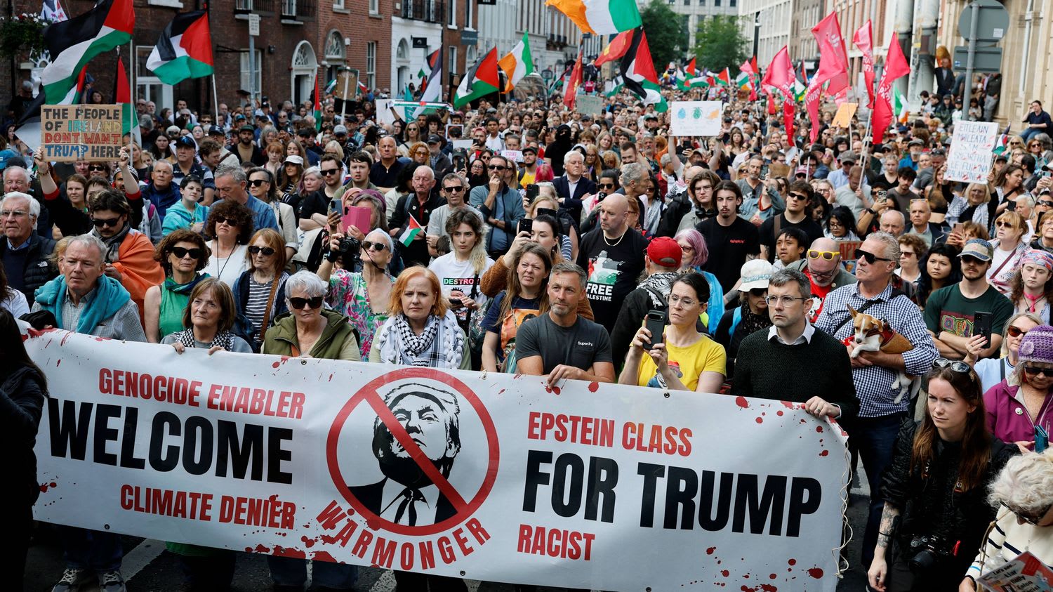 Donald Trump en visite officielle en Irlande sur fond de manifestations